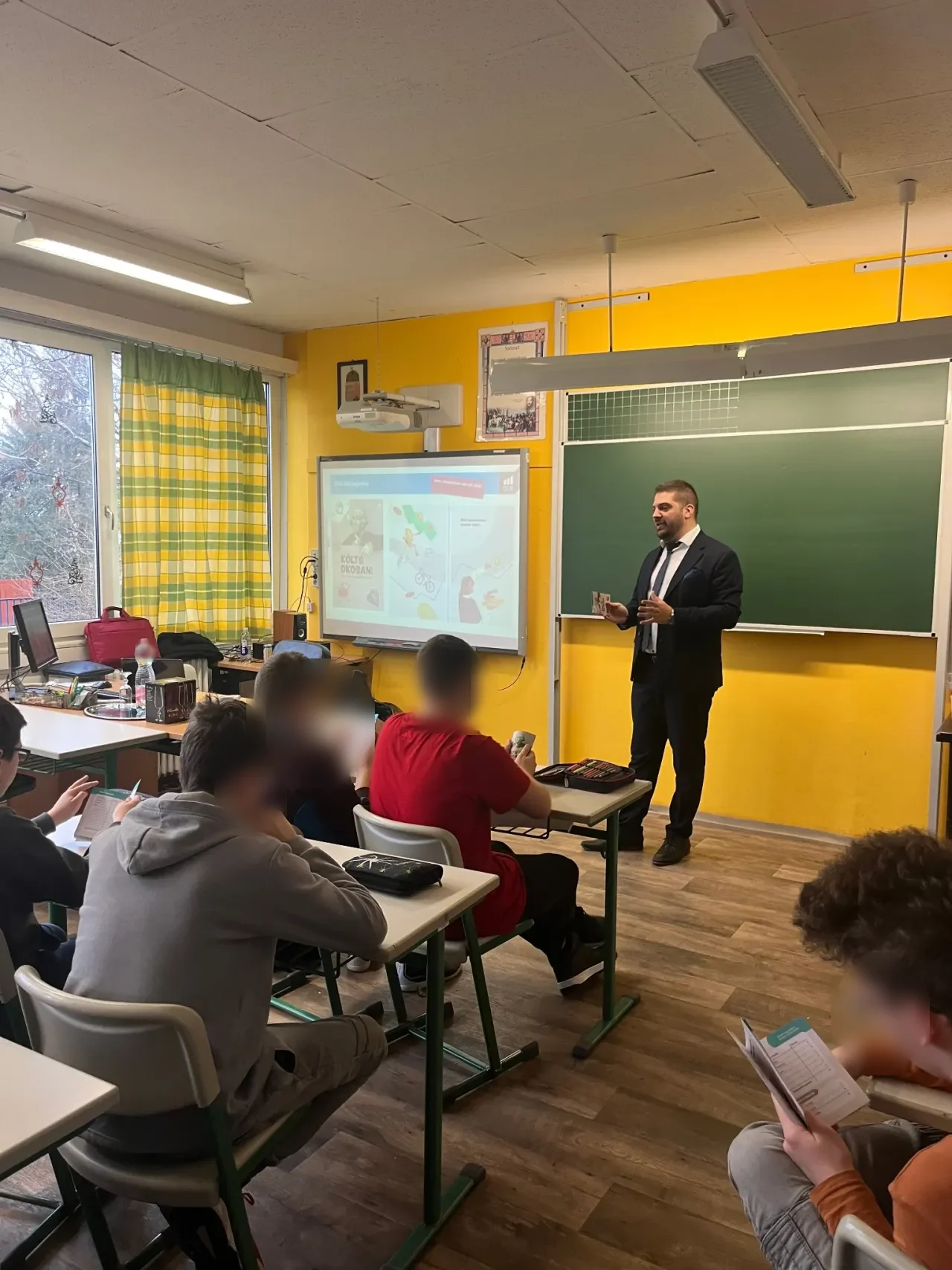 Pénzügyi edukációs óra a veszprémi Botev Általános Iskola diákjaival