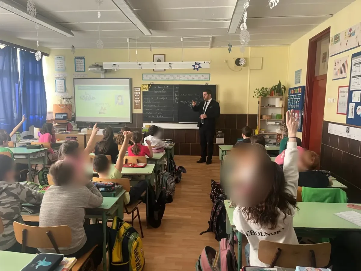 Horváth Botond pénzügyi órát tart a veszprémi Cholnoky Jenő Általános Iskolában, a diákok jelentkeznek