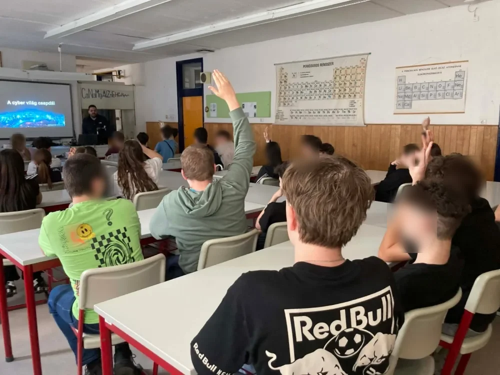 Diákok jelentkeznek az online csalásokról szóló blokk alatt a veszprémi Cholnoky Jenő Általános Iskolában